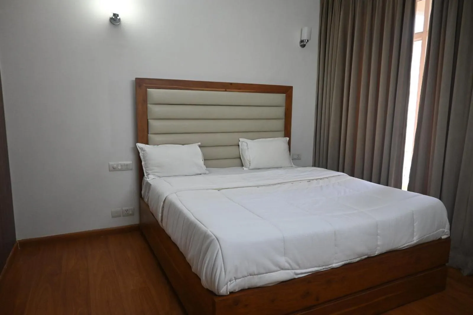 Studio And 1Bhk Apartments 구르가온 0*,  인도
