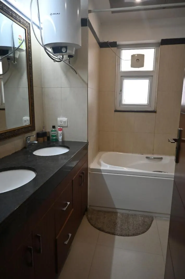 Studio And 1Bhk Apartments 구르가온 0*,